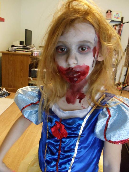 Не очень страшный и невероятно красивый макияж на Хэллоуин для девочек