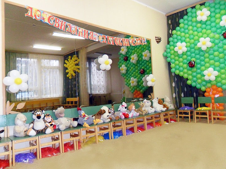 Decoração do salão da escola e jardim de infância para a reunião solene 1 Setembro