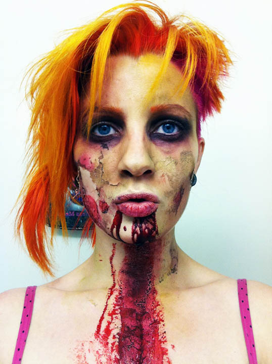 Страшнейший макияж зомби на Хэллоуин в четыре шага