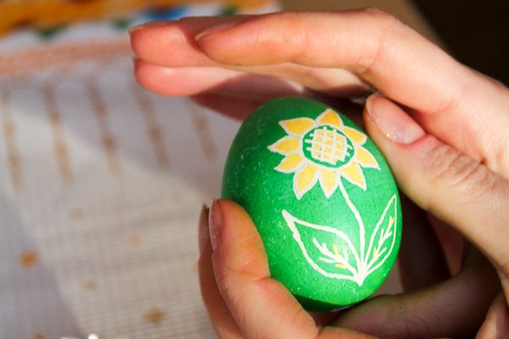 Яркие пасхальные рисунки на яйцах своими руками