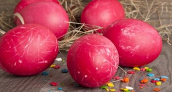 Как покрасить яйца на Пасху свеклой и свекольным соком