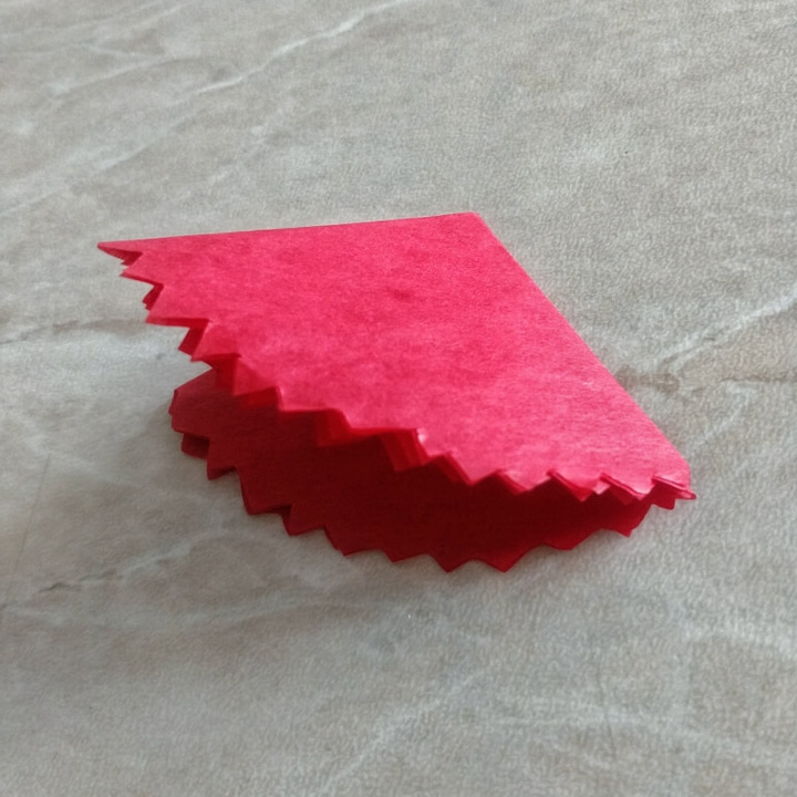 12 способов сделать гвоздику из гофрированной бумаги и других материалов