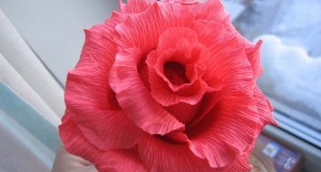 Rosa de papel ondulado