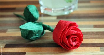 Como fazer uma rosa de guardanapo com as próprias mãos