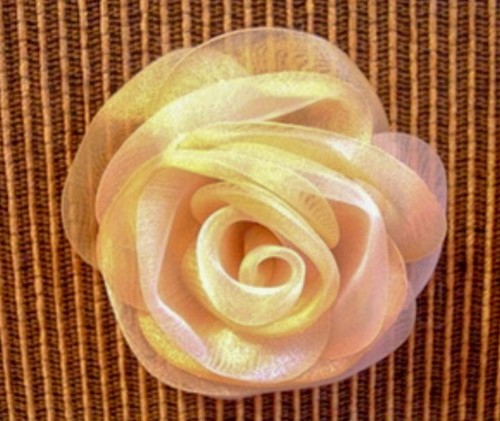 Workshops detalhados sobre a criação de rosas de tecido
